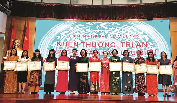 Đồng chí Lê Kim Anh - Chủ tịch Hội LHPN Hà Nội (thứ 5 từ phải  sang) vinh dự đại diện nhận Bằng khen của Trung ương Hội LHPN Việt Nam