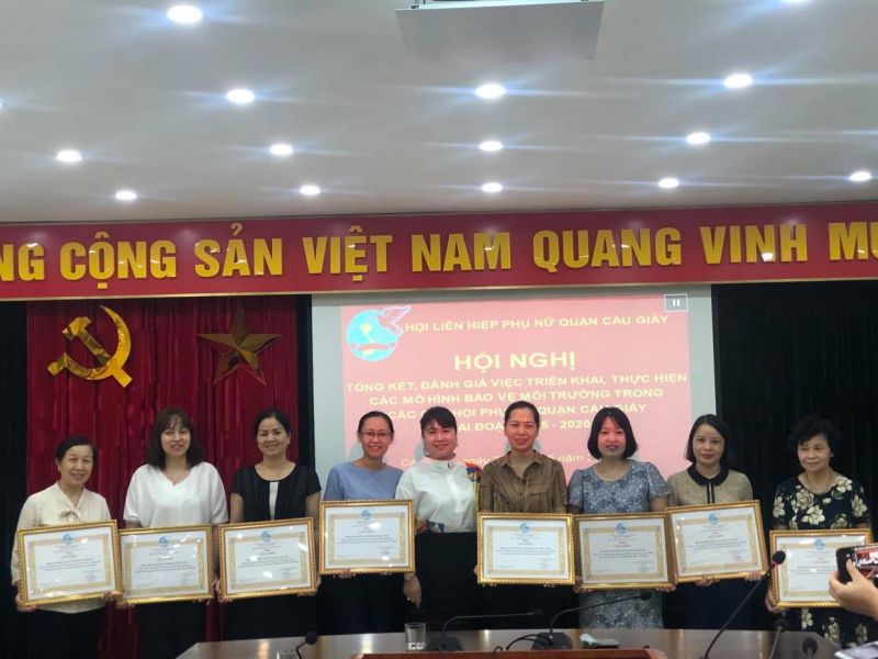 Hội LHPN quận Cầu Giấy đã khen thưởng 8 tập thể có thành tích tiêu biểu trong công tác BVMT