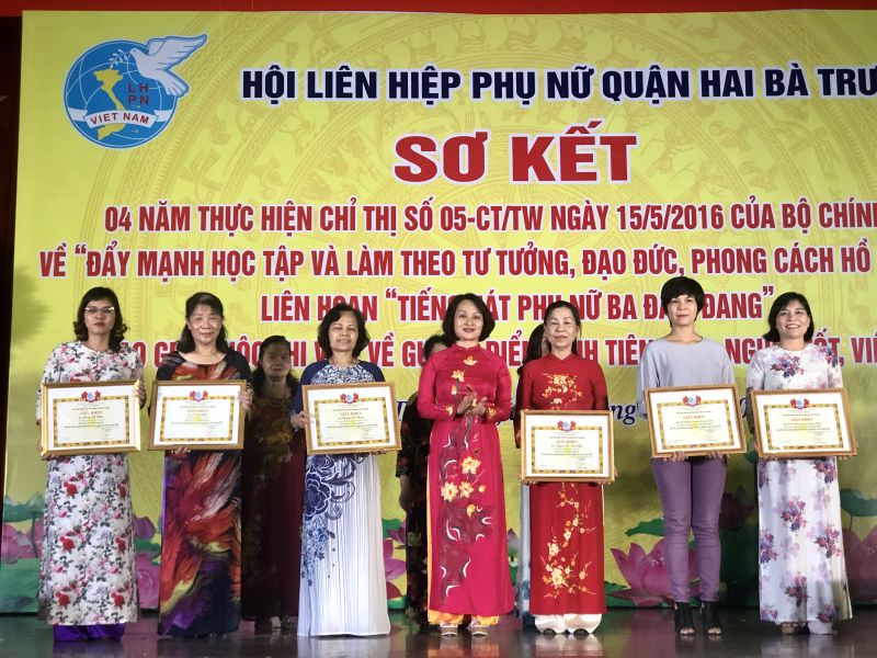 Đ/c Phạm Thị Thanh Hương trao giải các tác giả và đơn vị đạt giải trong cuộc thi viết về gương điển hình tiên tiến, Người tốt việc tốt Đ/c Phạm Thị Thanh Hương trao giải các tác giả và đơn vị đạt giải trong cuộc thi viết về gương điển hình tiên tiến, Người tốt việc tốt