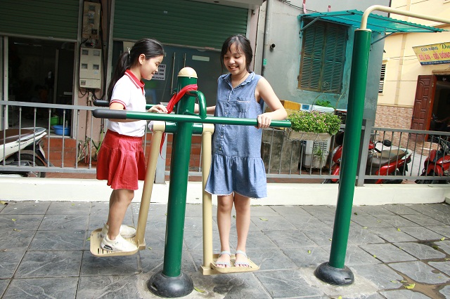 Các cháu thiếu nhi vui chơi tại sân chơi tổ dân phố 17 sau khi được cải tạo, làm đẹp