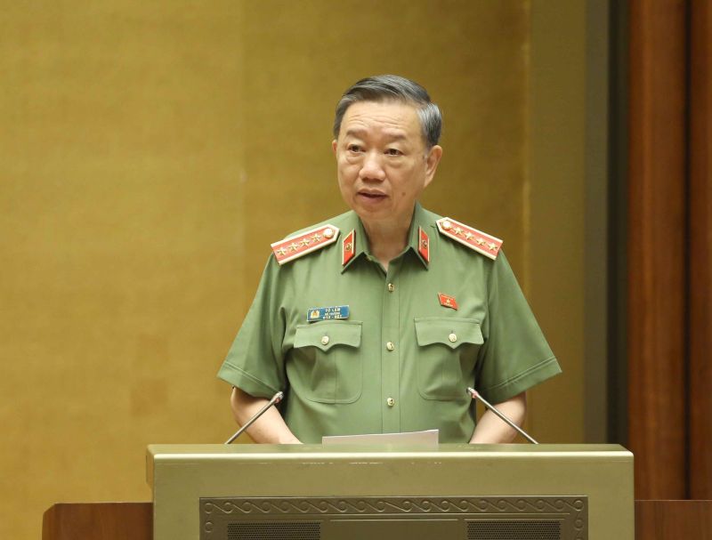 Bộ trưởng Bộ C&ocirc;ng an T&ocirc; L&acirc;m tr&igrave;nh b&agrave;y Tờ tr&igrave;nh về dự &aacute;n Luật Cư tr&uacute; (sửa đổi). - Ảnh: VGP