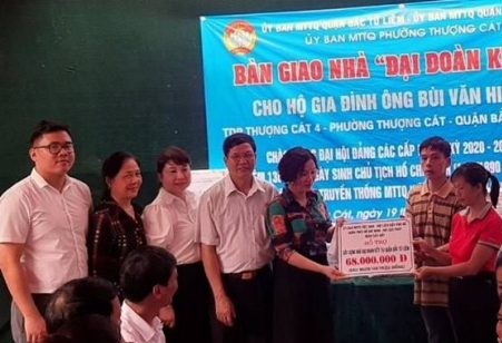 Các đại biểu Bàn giao nhà 