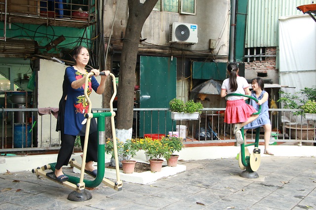 Hàng ngày, nhiều người dân tới đây tập thể dục, ngắm hoa, cây xanh tại sân chơi