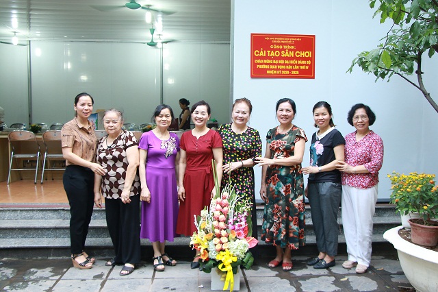 Công trình cải tạo sân chơi tổ dân phố số 17 có sự đóng góp lớn của các cán bộ, hội viên phụ nữ phường Dịch Vọng Hậu