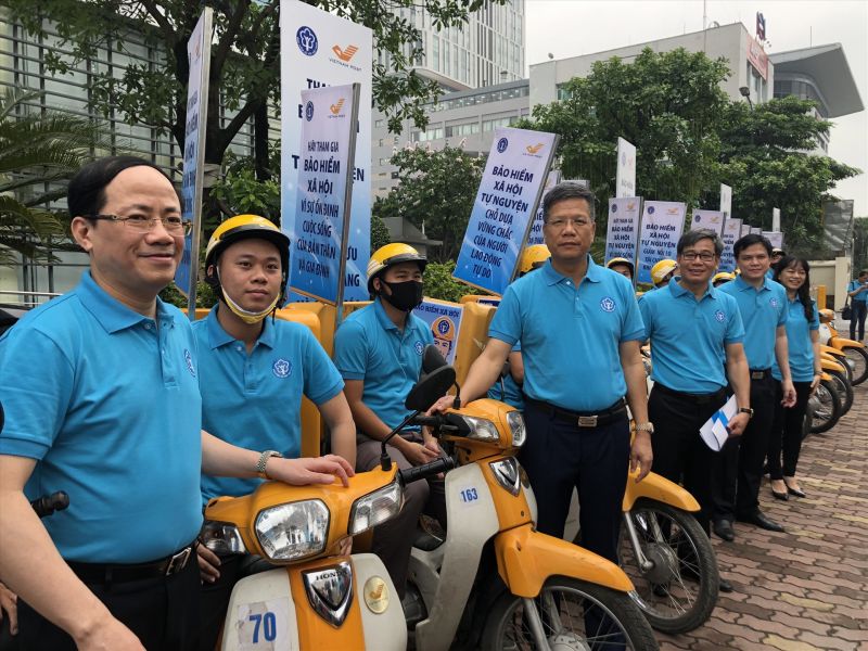 Lãnh đạo BHXH Việt Nam và Bưu điện Việt Nam cùng đội tuyên truyền BHXH tự nguyện lưu động. - Ảnh: VGP