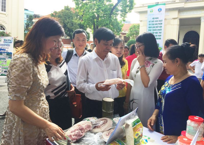 Sản phẩm n&ocirc;ng sản được d&aacute;n tem truy xuất nguồn gốc b&aacute;n tại một hội chợ kết nối sản xuất, ti&ecirc;u thụ n&ocirc;ng sản tr&ecirc;n địa b&agrave;n Thủ đ&ocirc;. Ảnh: Đăng Kh&ocirc;i