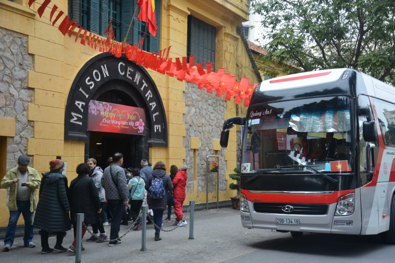 Du khách đến tham quan Di tích lịch sử Nhà tù Hỏa Lò