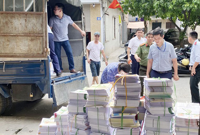 Cơ quan chức năng thu giữ các ấn phẩm nghi có vi phạm.