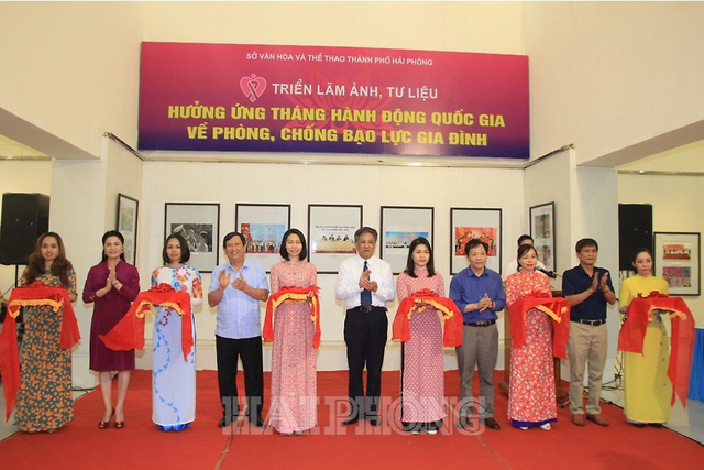 Khai mạc Triển lãm ảnh tư liệu với chuyên đề  Khai mạc Triển lãm ảnh tư liệu với chuyên đề