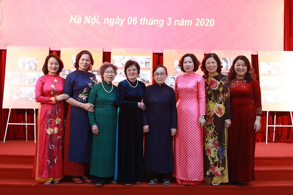 Bà Phạn Thị Lời, nguyên Phó Chủ tịch Hội LHPN Hà Nội (thứ hai từ phải qua) cùng các thế hệ lãnh đạo Hội qua các thời kỳ tham dự Hội nghị Ba đảm đang do Hội LHPN Hà Nội tổ chức