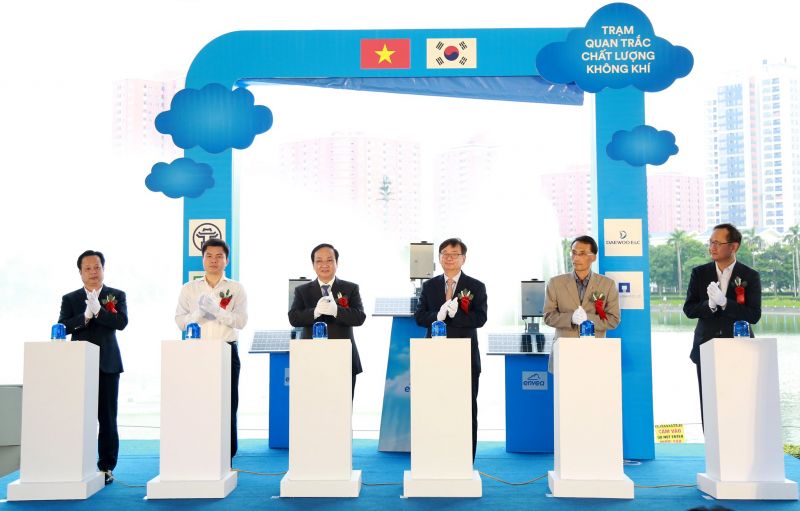 Các đại biểu bấm nút khởi động kết nối 24 trạm quan trắc mới vào mạng lưới quan trắc không khí của TP Các đại biểu bấm nút khởi động kết nối 24 trạm quan trắc mới vào mạng lưới quan trắc không khí của TP