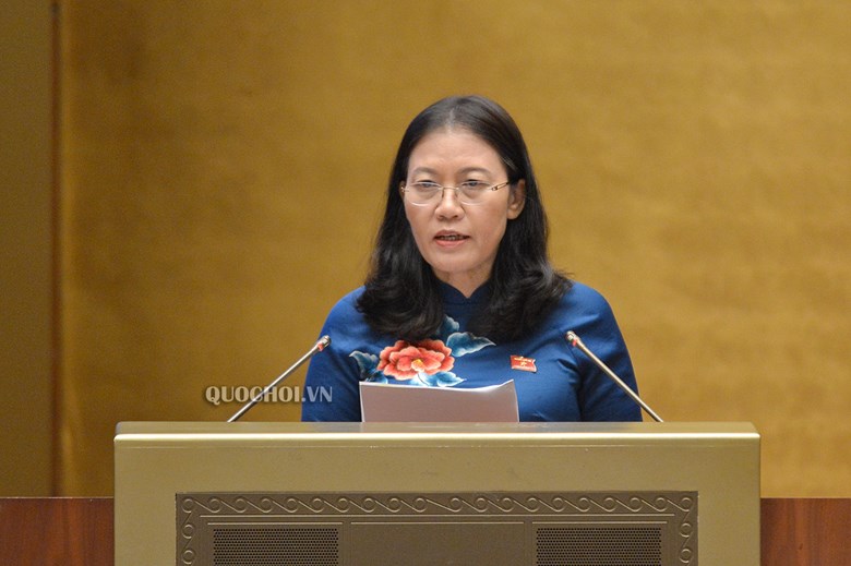 UV Ủy ban Thường vụ Quốc hội, Chủ nhiệm UB Tư pháp Lê Thị Nga báo cáo tóm tắt kết quả giám sát việc thực hiện CSPL về phòng, chống XHTE tại phiên họp.