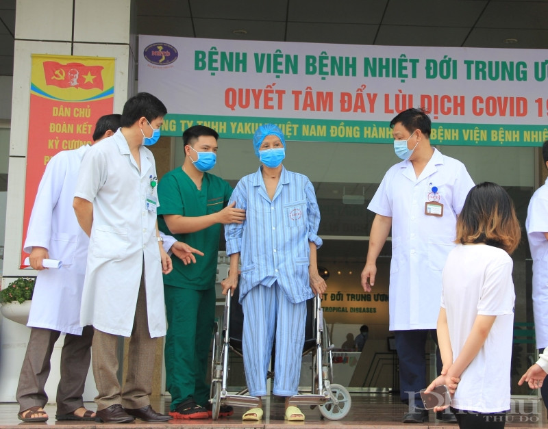 Sau gần 3 tháng điều trị, BN19 (bác ruột BN17) được BV Bệnh Nhiệt đới TƯ cơ sở 2công bố khỏi bệnh vào sáng 27/5