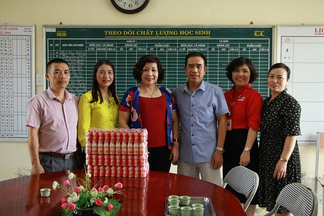 Đoàn trao tặng tượng trưng sữa uống Yakult cho gần 700 học sinh tại trường tiểu học Phú Túc