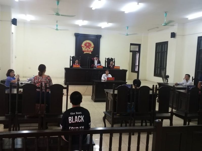 Chủ tọa phi&ecirc;n t&ograve;a Nguyễn Kim &Aacute;i tuy&ecirc;n người cha bạo h&agrave;nh bị tước quyền nu&ocirc;i con