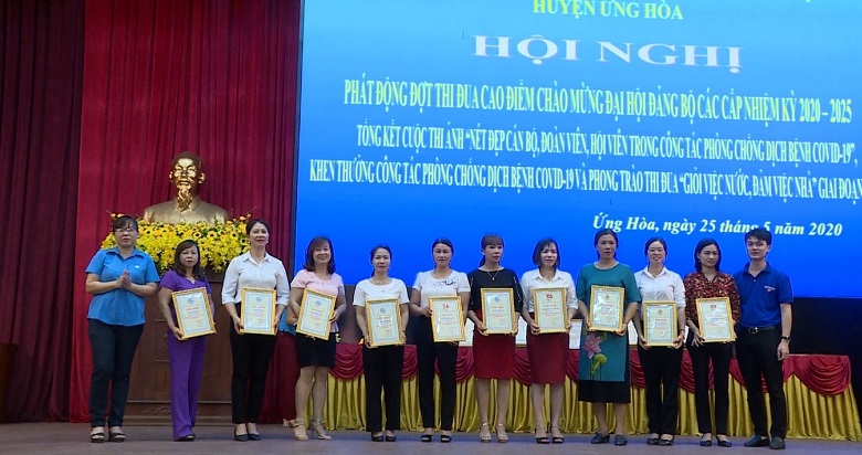 Nhân dịp này, LĐLĐ huyện cũng đã tặng giấy khen và biểu dương 08 cá nhân có thành tích xuất sắc trong phong trào thi đua “Giỏi việc nước, đảm việc nhà” giai đoạn 2010 – 2020 (Ảnh: Huy Nguyện)