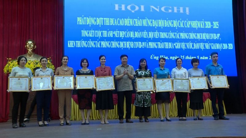 Đại diện 35 tập thể và 34 cá nhân được biểu dương, khen thưởng sắc trong công tác phòng chống dịch bệnh Covid – 19 (Ảnh: Huy Nguyện)