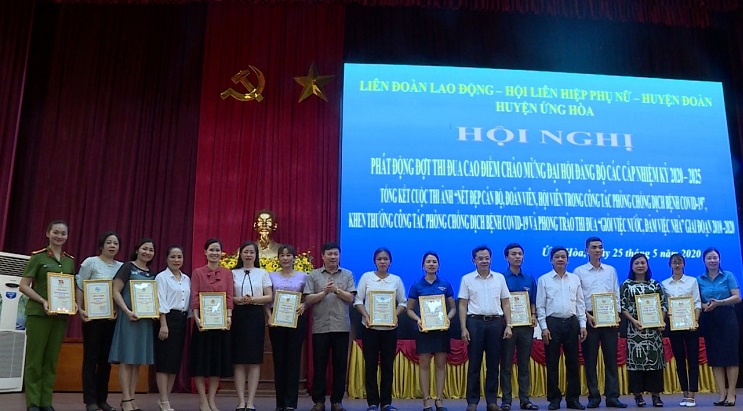 Tại hội nghị, Ban tổ chức đã trao giải cho các cơ sở đạt giải cuộc thi (Ảnh: Huy Nguyện)