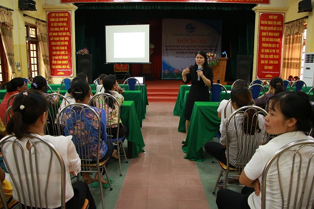 Các thành viên mô hình tập huấn kiến thức xây dựng gia đình văn minh, hạnh phúc góp phần xây dựng nông thôn mới dưới sự trình bày của  đồng chí Nguyễn Thị Tuyết Mai, Trưởng Ban Gia đình-Xã hội, Hội LHPN Việt Nam