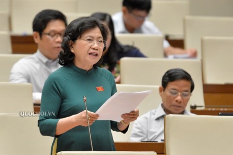 Đại biểu Hoàng Thị Hoa (Bắc Giang) thảo luận tại phiên họp. Đại biểu Hoàng Thị Hoa (Bắc Giang) thảo luận tại phiên họp.