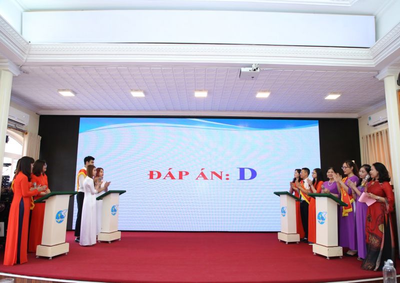 Các đội trả lời trắc nghiệm trong phần thi Kiến thức