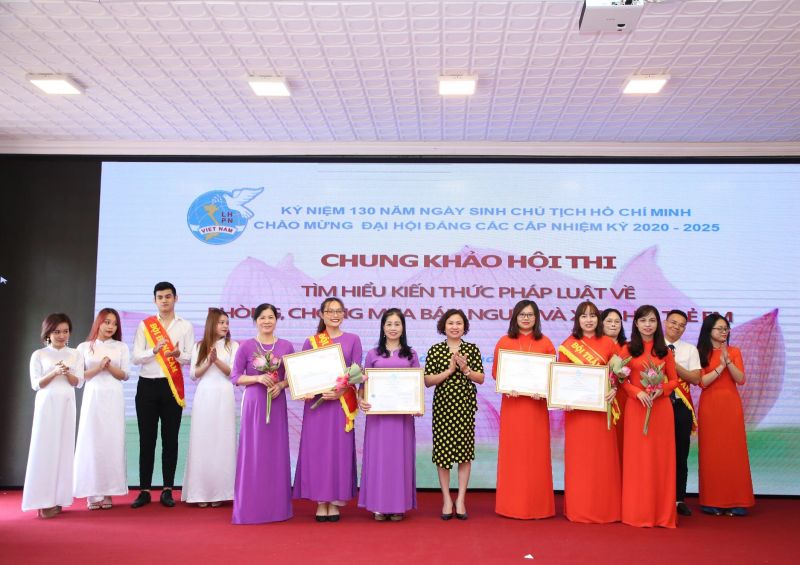 Ban Giám khảo trao giải cho các đội thi