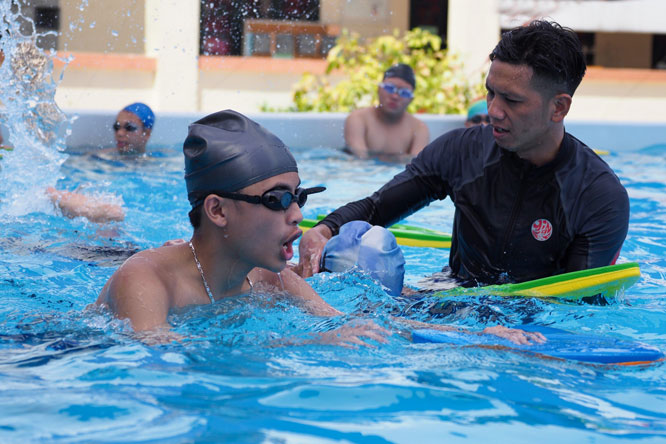 Giờ học bơi của học sinh Trường Trung học phổ thông Phan Huy Chú (quận Đống Đa, Hà Nội).