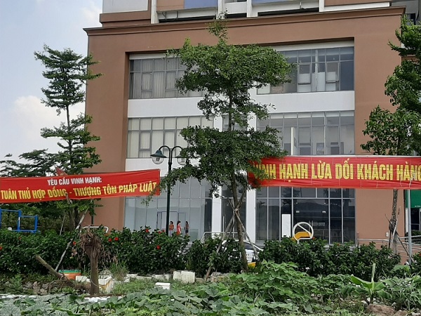 Băng rôn phản đối Chủ đầu tư được căng kín tại khu chung cư Tứ Hiệp Plaza.