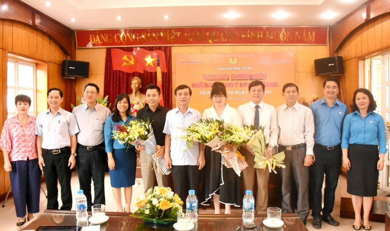 Các đồng chí lãnh đạo tặng hoa chuyên gia tham gia giao lưu trực tuyến. Các đồng chí lãnh đạo tặng hoa chuyên gia tham gia giao lưu trực tuyến.