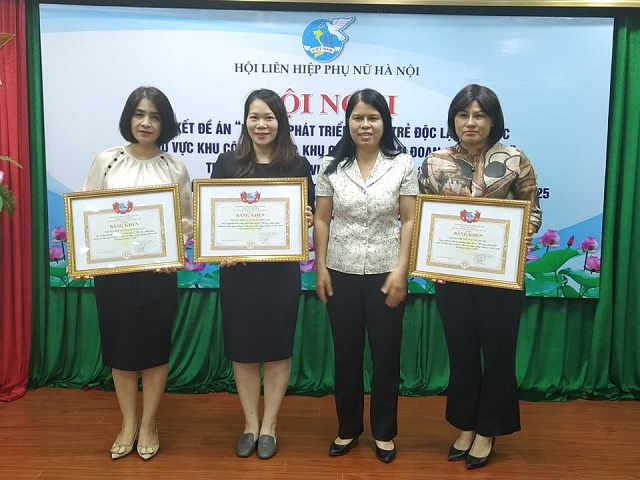 B&agrave; Nguyễn Thị Tuyết Mai, Trưởng Ban Gia đ&igrave;nh-X&atilde; hội, Hội Li&ecirc;n hiệp phụ nữ Việt Nam trao  Bằng khen cho 3 tập thể l&agrave; Hội LHPN quận Ho&agrave;ng Mai, huyện Đ&ocirc;ng Anh, huyện S&oacute;c Sơn c&oacute; th&agrave;nh t&iacute;ch trong thực hiện Đề &aacute;n