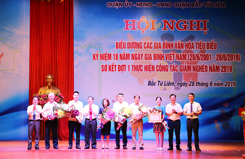 Lãnh đạo quận Bắc Từ Liêm trao thưởng cho các tập thể, cá nhân, 20 địa chỉ tin cậy tại cộng đồng và hộ gia đình văn hóa tiêu biểu năm 2019