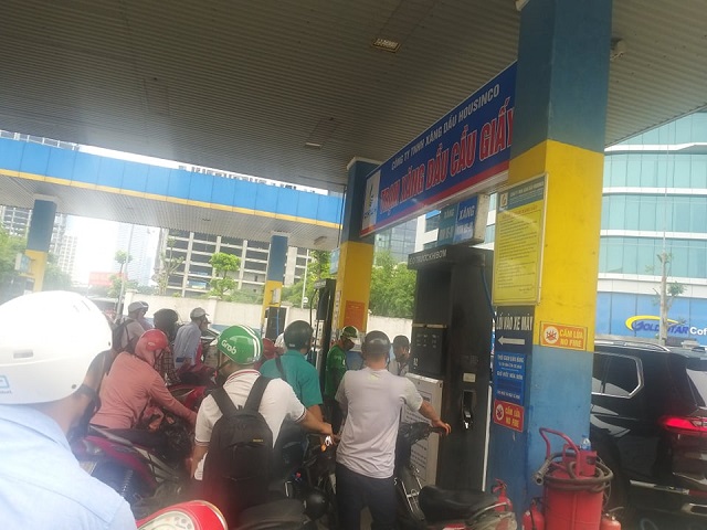 Trước giờ tăng giá, rất nhiều người tập trung đổ xăng tại cây xăng trên đường Dương Đình Nghệ Quận Cầu Giấy - Ảnh: Quế Sơn Trước giờ tăng giá, rất nhiều người tập trung đổ xăng tại cây xăng trên đường Dương Đình Nghệ Quận Cầu Giấy - Ảnh: Quế Sơn