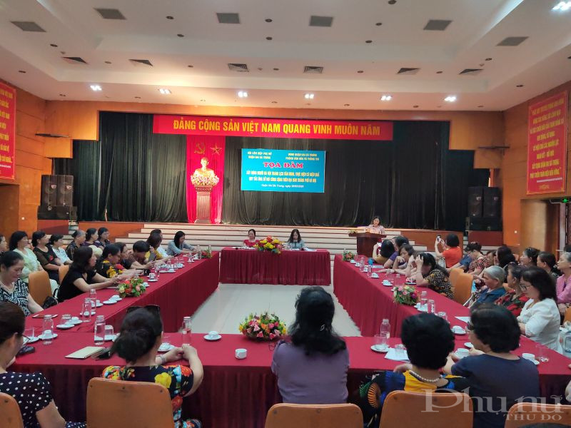 Các đại biểu tham gia buổi tọa đàm “Xây dựng người Hà Nội thanh lịch, văn minh, thực hiện có hiệu quả Quy tắc ứng xử nơi công cộng trên địa bàn Thành phố” Các đại biểu tham gia buổi tọa đàm “Xây dựng người Hà Nội thanh lịch, văn minh, thực hiện có hiệu quả Quy tắc ứng xử nơi công cộng trên địa bàn Thành phố”