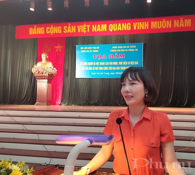 Đồng chí Nguyễn Thanh Dung - Chủ tịch Hội LHPN phường Quỳnh Lôi  chia sẻ về xây dựng ý thức trách nhiệm đối với cộng đồng, tham gia phòng, chống dịch bệnh Covid-19. Hội LHPN đã vận động các Chi hội và bạn bè người thân có điều kiện quyên góp được gần 01 tấn gạo, 90 thùng mỳ tôm, gần 1.000 quả trứng, 50kg đường, 30 chai dầu ăn, 10kg lạc… và 10 triệu tiền mặt để hỗ trợ cho các hộ gia đình gặp khó khăn, các hộ đang thực hiện cách ly trên địa bàn với tấm lòng tương thân, tương ái, lá lành đùm lá rách trong lúc đại dịch khó khăn. Đồng chí Nguyễn Thanh Dung - Chủ tịch Hội LHPN phường Quỳnh Lôi  chia sẻ về xây dựng ý thức trách nhiệm đối với cộng đồng, tham gia phòng, chống dịch bệnh Covid-19. Hội LHPN đã vận động các Chi hội và bạn bè người thân có điều kiện quyên góp được gần 01 tấn gạo, 90 thùng mỳ tôm, gần 1.000 quả trứng, 50kg đường, 30 chai dầu ăn, 10kg lạc… và 10 triệu tiền mặt để hỗ trợ cho các hộ gia đình gặp khó khăn, các hộ đang thực hiện cách ly trên địa bàn với tấm lòng tương thân, tương ái, lá lành đùm lá rách trong lúc đại dịch khó khăn.