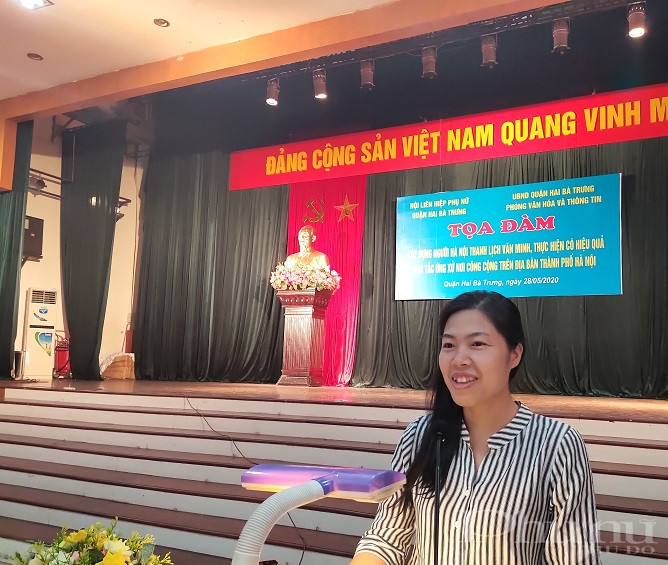 Đồng chí Dương Hồng Vân - Chủ tịch Hội LHPN phường Vĩnh Tuy cho biết: Có thể thấy rằng, trong sự phát triển chung của xã hội hiện nay, gia đình luôn đóng một vai trò quan trọng. Không thể có một xã hội giàu mạnh, văn minh nếu như không dựa trên cơ sở xây dựng những gia đình ấm no, hạnh phúc, tiến bộ. Vì vậy, xây dựng và phát triển gia đình với những giá trị tốt đẹp trong xã hội hiện đại là một trong những yếu tố cốt lõi trong mục tiêu chung của xây dựng nền văn hóa mới Đồng chí Dương Hồng Vân - Chủ tịch Hội LHPN phường Vĩnh Tuy cho biết: Có thể thấy rằng, trong sự phát triển chung của xã hội hiện nay, gia đình luôn đóng một vai trò quan trọng. Không thể có một xã hội giàu mạnh, văn minh nếu như không dựa trên cơ sở xây dựng những gia đình ấm no, hạnh phúc, tiến bộ. Vì vậy, xây dựng và phát triển gia đình với những giá trị tốt đẹp trong xã hội hiện đại là một trong những yếu tố cốt lõi trong mục tiêu chung của xây dựng nền văn hóa mới