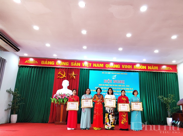 Đồng chí Lê Kim Anh- Chủ tịch Hội LHPN Hà Nội khen thưởng các tập thể  có thành tích xuất sắc trong giai đoạn 2015- 2019