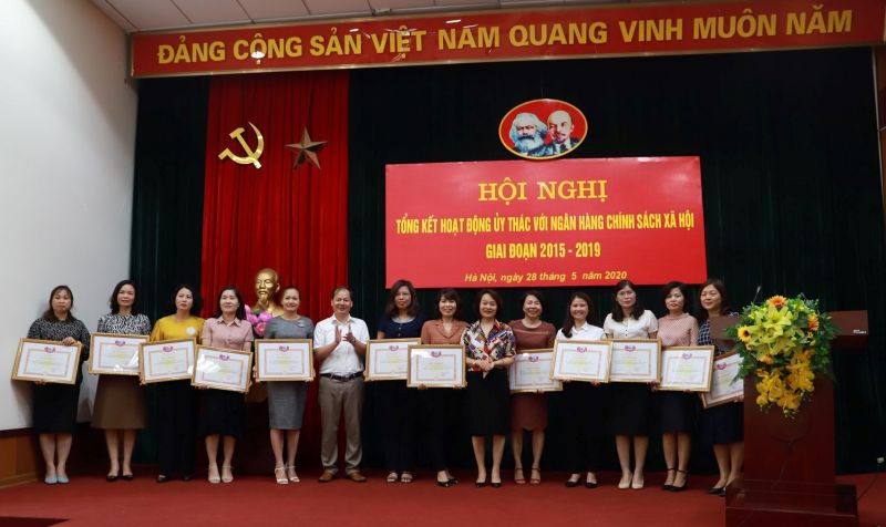 Phó Chủ tịch Hội LHPN Hà Nội Phạm Thị Thanh Hương và Phó Giám đốc Ngân hàng CSXH chi nhánh Hà Nội Phạm Văn Quyết trao bằng khen cho các tập thể có thành tích xuất sắc