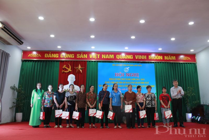 Các gia đình có hoàn cảnh khó khăn được Hội LHPN hỗ trợ  tặng quà với tổng kinh phí 25 triệu đồng