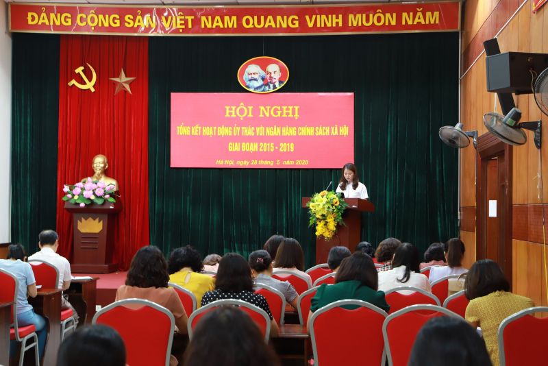 Các đại biểu phát biểu tham luận