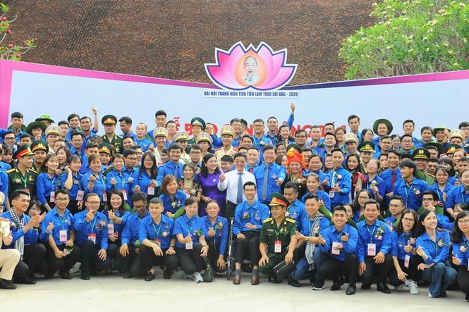 Các đại biểu dự Đại hội Thanh niên tiên tiến làm theo lời Bác lần thứ VI năm 2020 chụp ảnh lưu niệm tại Khu di tích Chủ tịch Hồ Chí Minh. Ảnh: tienphong.vn. Các đại biểu dự Đại hội Thanh niên tiên tiến làm theo lời Bác lần thứ VI năm 2020 chụp ảnh lưu niệm tại Khu di tích Chủ tịch Hồ Chí Minh. Ảnh: tienphong.vn.