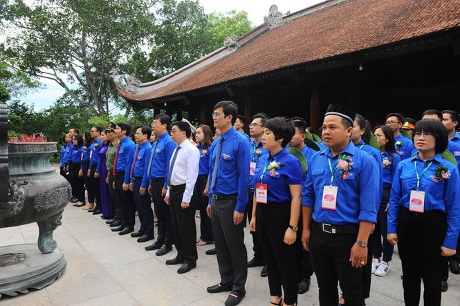 Đại diện lãnh đạo tỉnh Nghệ An, Ban bí thư Trung ương Đoàn và các đại biểu dự Đại hội Thanh niên tiên tiến làm theo lời Bác dâng hương tại nhà tưởng niệm Chủ tịch Hồ Chí Minh. Ảnh: tienphong.vn. Đại diện lãnh đạo tỉnh Nghệ An, Ban bí thư Trung ương Đoàn và các đại biểu dự Đại hội Thanh niên tiên tiến làm theo lời Bác dâng hương tại nhà tưởng niệm Chủ tịch Hồ Chí Minh. Ảnh: tienphong.vn.