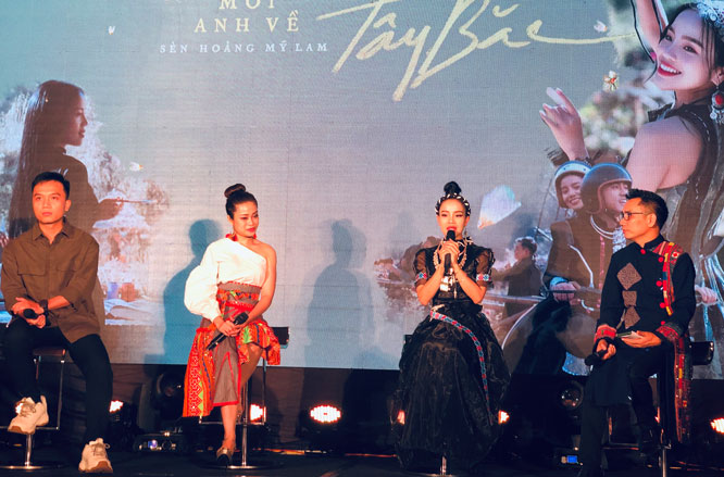 Ca sĩ Sèn Hoàng Mỹ Lam và ekip giới thiệu sản phẩm âm nhạc mới 