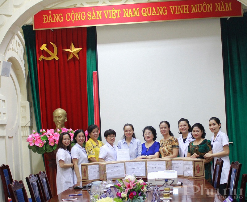 Hội LHPN quận Đống Đa trao tặng  10.000 túi giấy đựng thuốc cho bệnh viện Đa khoa Đống Đa