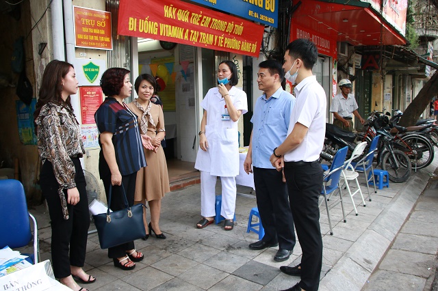 Trong đợt I, quận Hoàn Kiếm có 18 điểm phục vụ 5.338 trẻ trong độ tuổi uống Vitamin A. Tới thăm điểm uống Vitamin A tại phường Hàng Bồ, Đoàn đã được nghe đồng chí lãnh đạo Trung tâm Y tế quận Hoàn Kiếm, Trạm Y tế phường Hàng Bồ báo cáo về công tác chuẩn bị triển khai “Ngày Vi chất dinh dưỡng”. Để tránh thời tiết nắng nóng, từ 7h30 ngày 1/6, các nhân viên Y tế đã sẵn sàng đón tiếp bà mẹ và trẻ nhỏ đến uống Vitamin A.