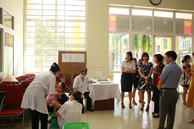 Đoàn công tác đã trực tiếp nghe báo cáo tình hình, kiểm tra công tác cân đo, cho trẻ uống Vitamin A tại quận Thanh Xuân. Tổng số điểm  uống Vitamin A và cân đo trên địa bàn Quận là 34 điểm với hơn 15.000 đối tượng trong diện uống Vitamin A đợt I.