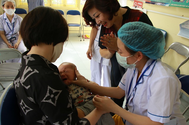 Nhiều cháu bé lần đầu tiên được mẹ đưa đi uống Vitamin A. (ảnh chụp tại điểm uống Vitamin A phường hàng Bột, quận Đống Đa)