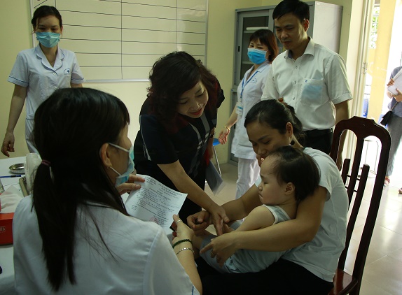 Đồng chí Lê Thị Thiên Hương, Phó Chủ tịch Hội LHPN Hà Nội thăm, động viên các bà mẹ đưa con đến uống Vitamin A tại điểm uống phường Trung Hòa, quận Cầu Giấy. Tính đến 10h ngày 2/6, tại đây đã đón khoảng 200 trẻ được mẹ đưa tới uống Vitamin A và cân, đo, đánh giá dinh dưỡng.