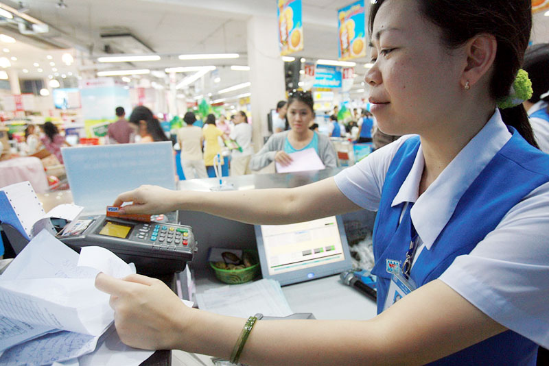 Thanh toán bằng thẻ tín dụng tại siêu thị Fivimart.