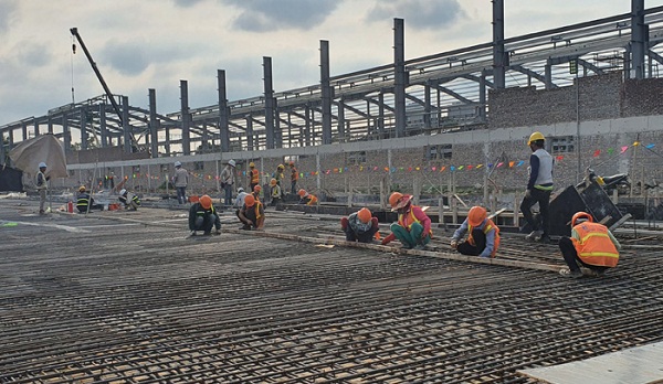 ĐSĐT Nhổn - Ga H&agrave; Nội đang vướng mắc giải ph&oacute;ng mặt bằng tại nhiều vị tr&iacute;. Ảnh: B&iacute;ch Phương