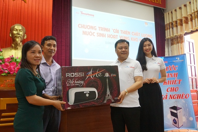 Ông Phạm Văn Uyên, giám đốc khu vực miền Trung,  Tập đoàn Tân Á Đại Thành trao tặng quà cho người dân huyện Minh Hóa (Quảng Bình) Ông Phạm Văn Uyên, giám đốc khu vực miền Trung,  Tập đoàn Tân Á Đại Thành trao tặng quà cho người dân huyện Minh Hóa (Quảng Bình)